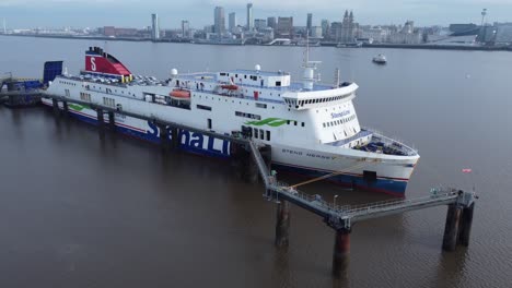 Stena-Line-Buque-De-Carga-Buque-De-Carga-Envío-De-Carga-Desde-La-Terminal-De-Wirral-Liverpool-Vista-Aérea-Deriva-Izquierda