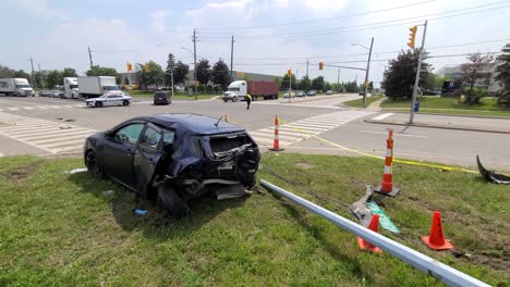 Statische-Ansicht-Der-Fahrzeugkollision-An-Der-Kreuzung-Des-Bovaird-Drive-East-Brampton,-Kanada,-Am-6.-Juni-2021,-Das-Auto-Bleibt-Am-Unfallort-Und-Das-Polizeiauto-Ist-An-Der-Kreuzung-Blockiert,-Um-Den-Verkehr-Zu-Kontrollieren