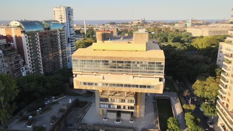 Luftabsenkung-Auf-Der-Nationalbibliothek-Von-Buenos-Aires-Zwischen-Bäumen-Und-Gebäuden-In-Der-Nähe-Von-Rio-De-La-Plata-Bei-Sonnenuntergang