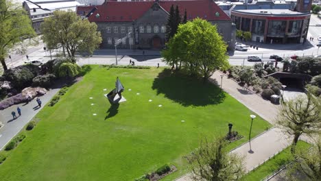 Desde-El-Parque-De-La-Ciudad-De-Bergen-Hasta-La-Biblioteca-Pública-Y-El-Centro-Comercial-Bergen-Storsenter---Antena