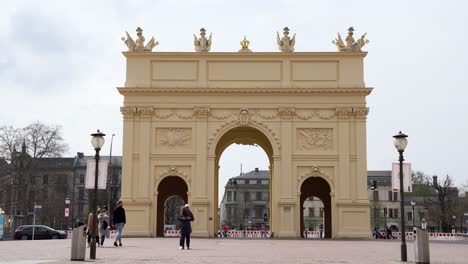 Schönes-Brandenburger-Tor-In-Potsdam,-Ein-Wahrzeichen-Der-Altstadt