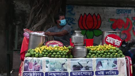 Verkäufer-In-Einem-Fruchtsaftstand-Am-Straßenrand-In-Indien,-Der-In-Der-Sommersaison-Während-Der-Covid-19-Sperre-Und-Der-Coronavirus-Quarantäne-Saft-Mit-Maske-Verkauft