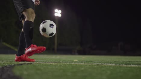 Los-Pies-De-Un-Hombre-Con-Tacos-Rojos-Haciendo-Malabarismos-Con-Una-Pelota-De-Fútbol