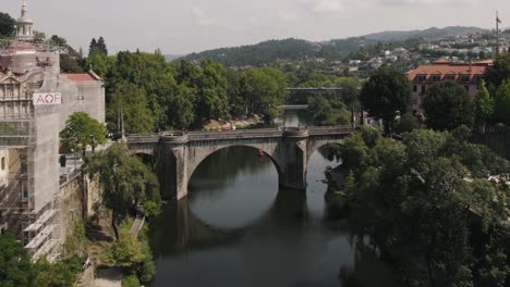 Volar-Sobre-El-Idílico-Río-Tamega-Y-El-Puente-Sao-Goncalo,-Amarante,-Portugal