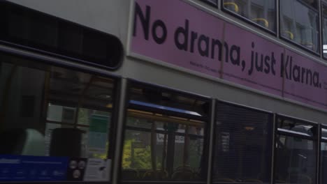 Toma-Panorámica-De-Mano-De-Un-Autobús-Que-Pasa-En-El-Centro-De-La-Ciudad-De-Sheffield,-Inglaterra