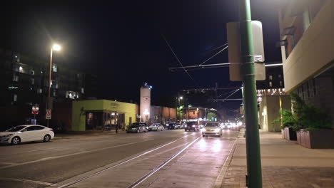 Straßenbahn-Und-Autos-Nachts-In-Der-Amerikanischen-Stadt