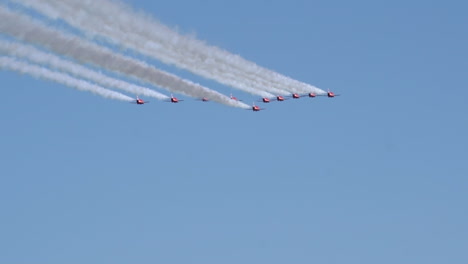 Equipo-Acrobático-De-La-Fuerza-Aérea-Británica-Sobrevolando-Dejando-Rastro-De-Humo-Blanco