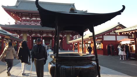 Tokio,-Japan:-Slowmotion-POV-Spaziergang-Im-Japanischen-Sensoji-Tempel-In-Der-Gegend-Von-Asakusa-Am-Frühen-Morgen