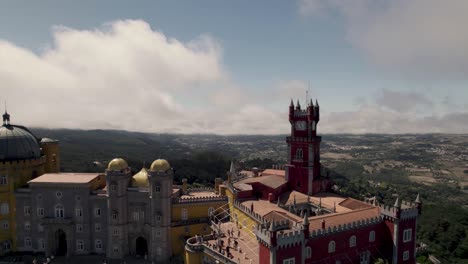 Visitantes-En-El-Palacio-Pena,-Joya-De-La-Corona-De-Las-Colinas-De-Sintra,-Portugal