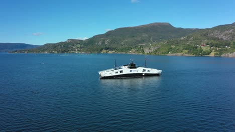 Barco-Hidra---Siguiendo-Desde-El-Lado-Con-Una-órbita-Lenta-Alrededor-De-La-Proa,-Revelando-Un-Paisaje-Montañoso-En-El-Fondo---Nueva-Tecnología-Impulsada-Por-Hidrógeno-Líquido---Noruega