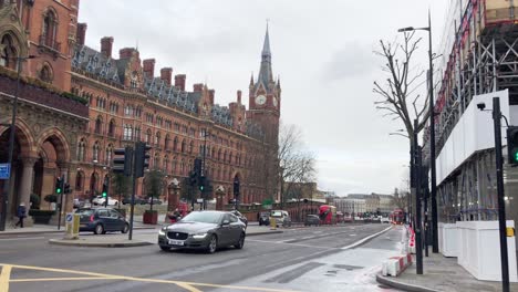 Estación-De-St-Pancras-Y-Euston-Road-Con-Tráfico-En-Londres