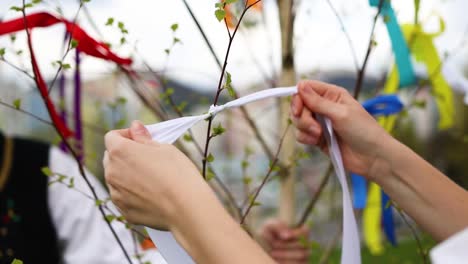 árbol-Decorativo,-Hombre-Y-Mujer-Con-Traje-Folclórico,-Concepto-De-Cultura-Tradicional,-Cámara-Lenta