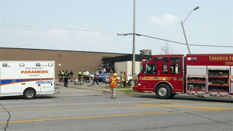 Servicios-De-Emergencia-Para-Médicos-De-Extinción-De-Incendios-En-La-Escena-Del-Accidente-Automovilístico-De-Toronto