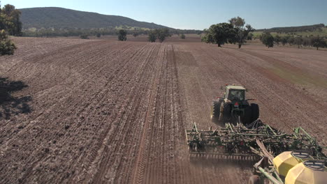 Vista-Aérea-De-La-Sembradora-De-Aire-De-Remolque-Del-Tractor-Que-Aparece-En-Un-Gran-Potrero-En-La-Ciudad-Rural-De-Yerong-Creek-Wagga-Wagga-Nsw,-Australia