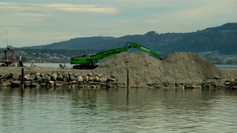 Máquina-Excavadora-De-Suelo-Junto-Al-Lago-De-Constanza-En-Austria