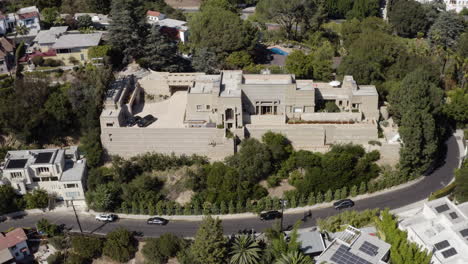 Flug-über-Frank-Lloyd-Wrights-Ennis-House-In-Den-Los-Angeles-Hills