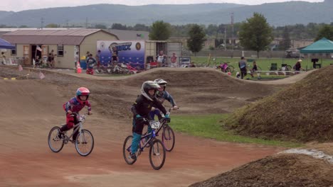 BMX-Rennen---Drei-Kleine-Jungen-Fahren-BMX-Rennen-Und-Springen-über-Rennstrecken