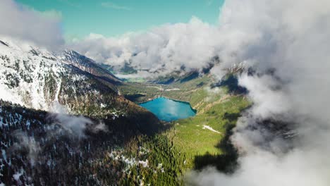 Turquoise-mountain-lake-with-rising-clouds