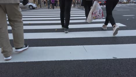 4K-HD-Video-Beim-Überqueren-Der-Straße-über-Die-Zebralinie-In-Tokio