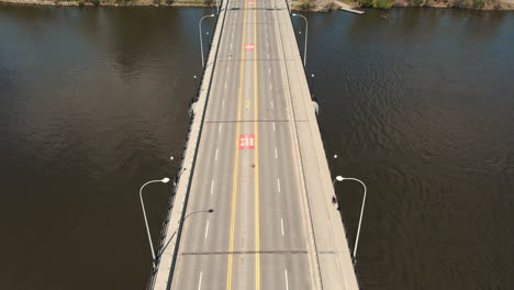 Brücke,-Luftaufnahme,-Blick-Aus-Der-Vogelperspektive-Auf-Vorbeifahrende-Autos,-Verkehr,-Mehrspurige-Straße,-Busspur,-Stadt,-Transport,-Fluss,-Szene,-Infrastruktur,-Stadtbild,-Skyline,-Landschaft,-Natur