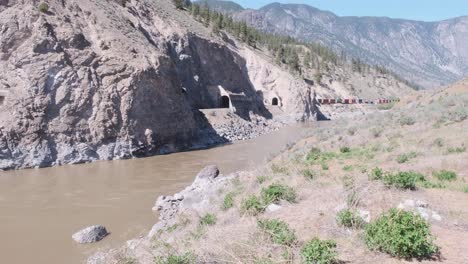 El-Tren-De-Carga-Del-Pacífico-Canadiense-Pasa-Por-Túneles-En-El-Cañón-Del-Río