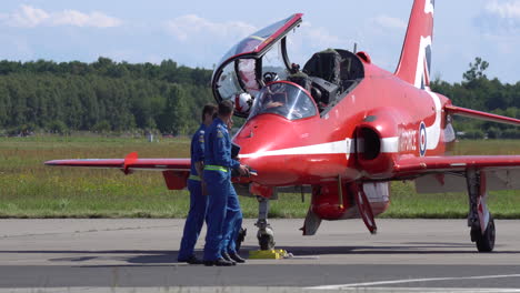 Mecánicos-De-Aviones-Con-Uniformes-Azules-Que-Realizan-Una-Inspección-Previa-Al-Vuelo