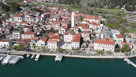 Panorama-De-La-Ciudad-De-Skradin-Desde-Arriba-Con-Vistas-Al-Río-Krka-Y-Al-Puerto-Deportivo