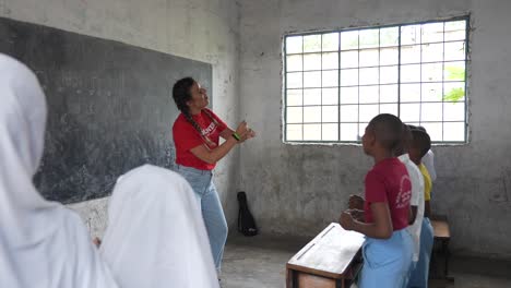 Voluntario-Caucásico-Blanco-Enseñando-Y-Bailando-Música-Con-Niños-Africanos-En-La-Escuela