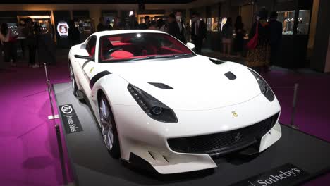 Die-Italienische-Luxus-sportwagenmarke-Ferrari-F12-Tdf-Sondermodell-Wird-Zur-Versteigerung-Auf-Der-Sotheby&#39;s-Show-Des-Weltgrößten-Maklers-Für-Moderne-Sammlerstücke-In-Hongkong-Ausgestellt