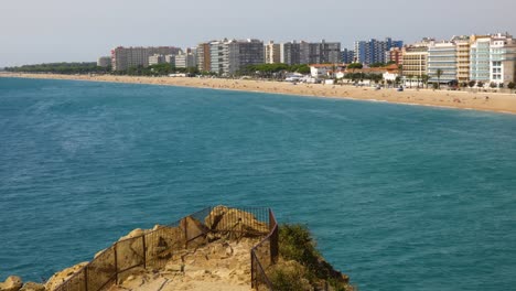 Blanes-Zeitraffer-An-Der-Costa-Brava-In-Gerona-Barcelona-Spanien-Nahaufnahme-Des-Strandes-Und-Der-Gebäude-Im-Hintergrund