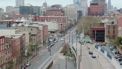 Aerial-drone-view-over-cars-and-calm,-city-streets,-in-cloudy,-downtown-Philadelphia