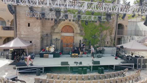 Vista-Aérea-De-Drones-De-Roadies-Preparando-El-Escenario-Para-Un-Concierto-En-La-Bodega-De-Montaña-En-Saratoga,-California