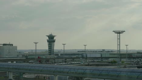 Schwenkblick-Vom-Bewölkten-Himmel-Auf-Das-Gebäude-Und-Die-Straße-Des-Flughafens-Paris-Orly