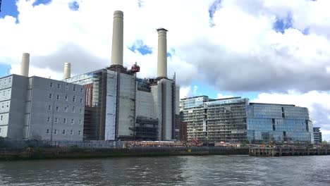 La-Central-Eléctrica-De-Battersea,-Que-Se-Desmanteló-Por-Completo-En-1983-Y-Se-Le-Otorgó-El-Estado-De-Construcción-De-Grado-Ii*,-Se-Está-Reconstruyendo-Como-Parte-De-Un-Proyecto-De-Remodelación-De-Siete-Fases-Por-Un-Valor-De-8.000-Millones-De-Libras-Esterlinas.