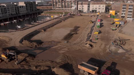 Revelación-Aérea-Que-Muestra-Un-Sitio-De-Construcción-De-Un-Nuevo-Proyecto-De-Construcción-De-Apartamentos-De-Lujo-En-El-Barrio-De-Noorderhaven-En-La-Ciudad-Hanseática-De-Zutphen,-Países-Bajos,-Entre-El-Puerto-Recreativo-Y-Las-Vías-Del-Tren