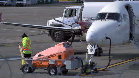 Unidad-De-Potencia-De-Tierra-De-Aeronaves-Conectada-A-Un-Avión-En-El-Aeropuerto-Internacional-De-Vancouver-En-Richmond,-Bc,-Canadá