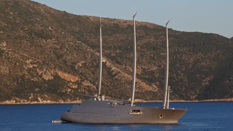 Paisaje-Pacífico-Del-Océano-Con-Un-Yate-De-Vela-En-Kefalonia,-Grecia---Tiro-Estático