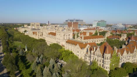 Toma-Aérea-De-Establecimiento,-Campus-Universitario-De-La-Universidad-De-Chicago