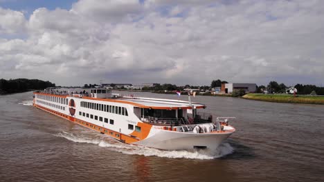 Luftaufnahme-Des-Flusskreuzfahrtschiffes-MS-Vistastar,-Das-Sich-Entlang-Des-Flusses-Noord-Bewegt