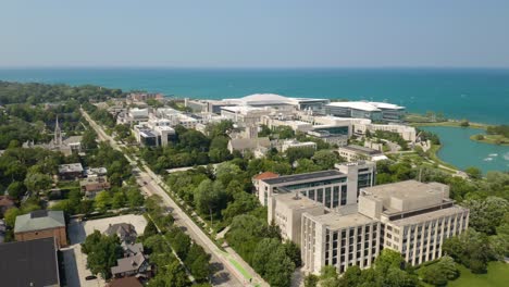 Amplio-Retroceso-Aéreo-Revela-El-Campus-Universitario-Del-Noroeste