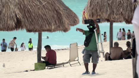 Vendedor-Masculino-Vendiendo-Fruta-En-Una-Playa-Caribeña