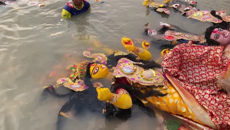 Inmersión-Del-ídolo-De-Durga-En-El-Día-De-Bijoya-Dosomi-Por-Un-Joven-No-Identificado-En-El-Río-Ganges