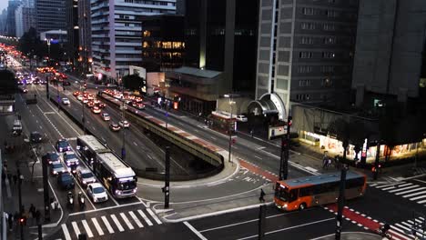 Kippen-Sie-Nach-Oben-Und-Geben-Sie-Die-Paulista-Avenue-In-Der-Stadt-Sao-Paulo-Frei