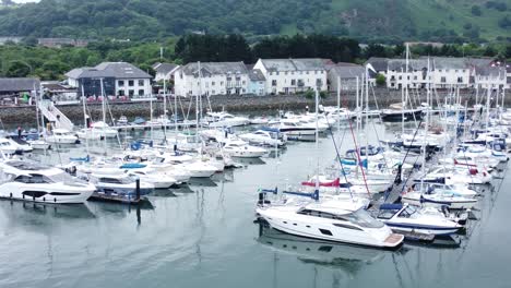 Luxusyachten-Und-Segelboote-Parkten-Auf-Nebligen-Bergketten,-Ruhestandsdorf,-Marina,-Dolly,-Nahaufnahme-Links