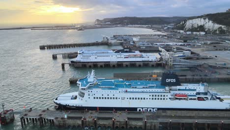 Puesta-De-Sol-Dfds-Ferry-Atracado-Puerto-De-Dover,-Terminal-De-Ferry-Kent-Inglaterra,-Material-De-Archivo-Aéreo-4k