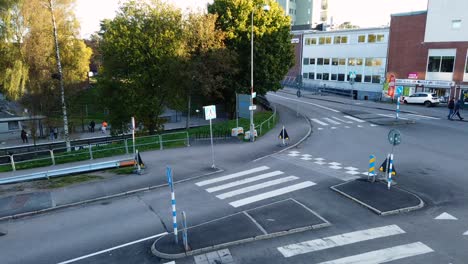 Hiperlapso-De-La-Calle-De-La-Ciudad-Con-Peatones-Y-Transporte-Público-En-Kortedala-Torg