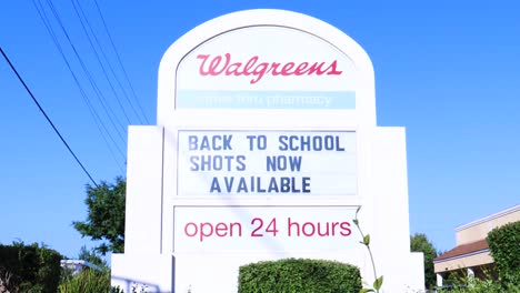 Zurück-Zur-Schule-Aufnahmen-Covid-19-Walgreens-Schild