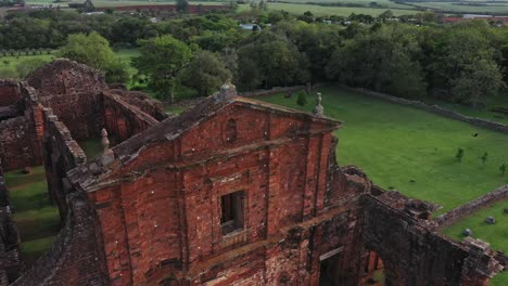 Ruinas-Antiguas-De-La-Iglesia-Y-Misión-De-Sao-Miguel-Das-Missoes,-Que-Fue-El-Centro-De-Una-Colonia-Jesuita---Sobrevuelo-Aéreo