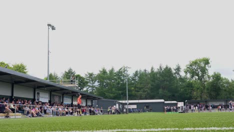 Fußballfans-Kehren-In-Die-Schottischen-Fußballstadien-Zurück,-Nachdem-Die-Covid-19-Beschränkungen-Gelockert-Wurden