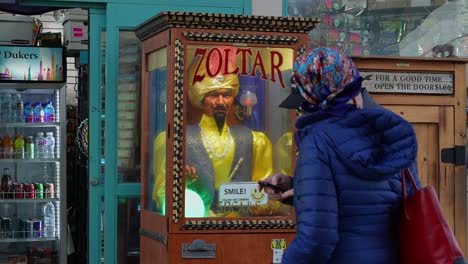 Zwei-Personen-Neben-Der-Wahrsagemaschine-Von-Zoltar